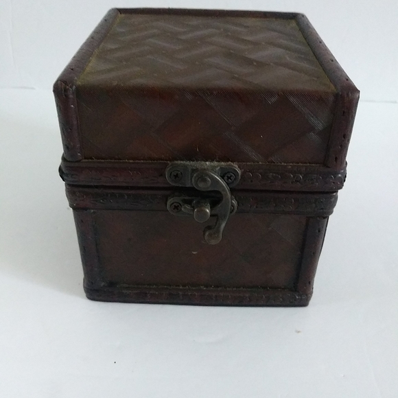 BROWN LIGHTWEIGHT WOOD LOOKING TRINKET BOX - Picture 10 of 10